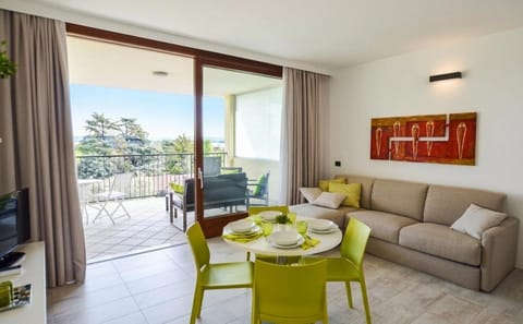Natural landscape, Balcony/Terrace, Living room, Seating area, Dining area
