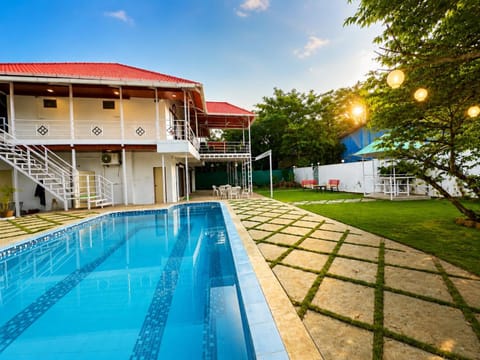 Property building, Day, Pool view, Swimming pool