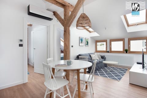 TV and multimedia, Living room, Seating area, air conditioner