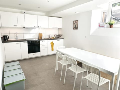 Kitchen or kitchenette, Dining area, stove
