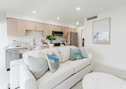 Coffee/tea facilities, Kitchen or kitchenette, Living room, Seating area, Dining area, stove, air conditioner