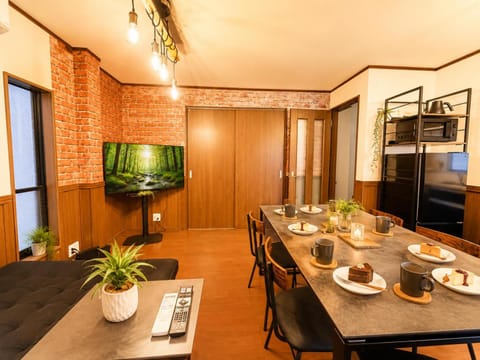 TV and multimedia, Kitchen or kitchenette, Food and drinks, Dining area, Food