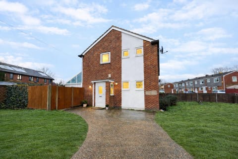 Property building, Spring, Day, Neighbourhood, Garden, Garden view, Street view