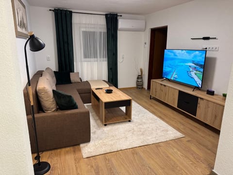 Communal lounge/ TV room, TV and multimedia, Living room, Seating area, Evening entertainment