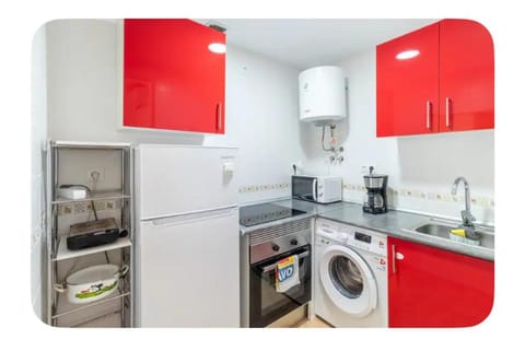 Kitchen or kitchenette, oven, pet friendly, stove, washing machine