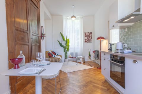 TV and multimedia, Living room, Dining area, oven, kitchen