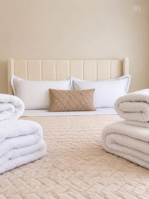 Bed, Photo of the whole room, Bedroom, towels