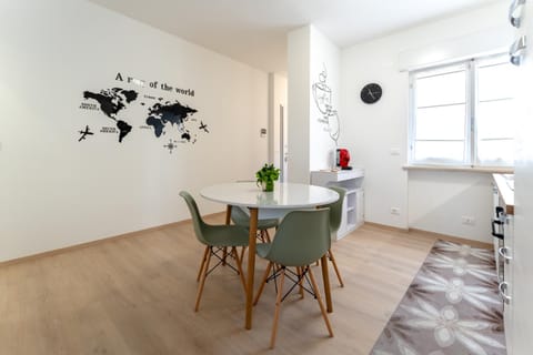 TV and multimedia, Coffee/tea facilities, Kitchen or kitchenette, Dining area, dishwasher, heating, microwave, oven, kitchen, air conditioner