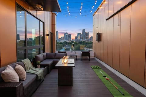 View (from property/room), Balcony/Terrace, Living room, Seating area, City view
