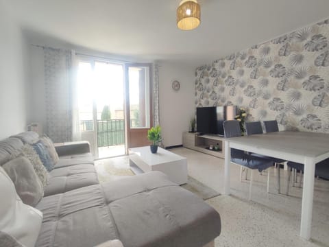 Communal lounge/ TV room, Living room, Dining area