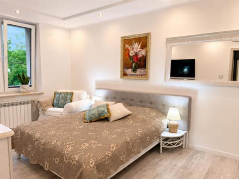 Bed, TV and multimedia, Photo of the whole room, Bedroom