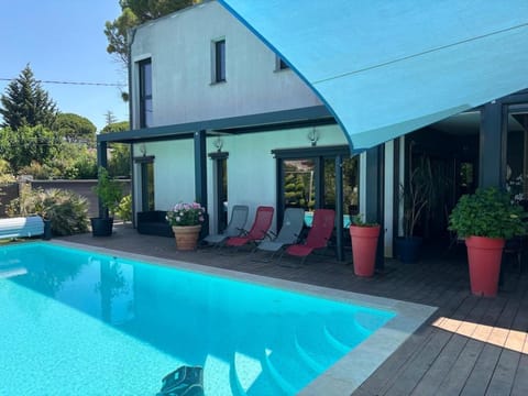 Property building, Garden, Swimming pool