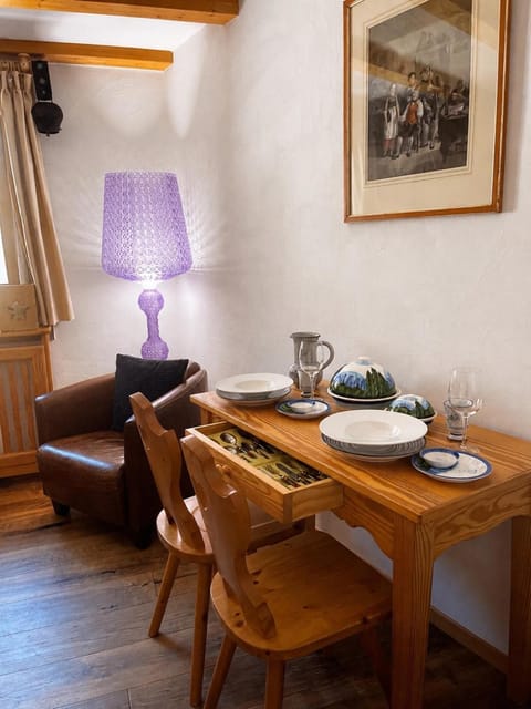 Living room, Decorative detail, Seating area, Dining area