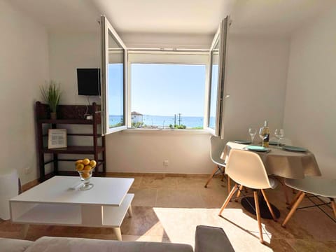 Communal lounge/ TV room, Natural landscape, Living room, Seating area, Dining area, Sea view
