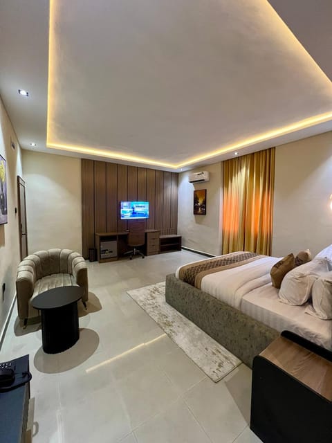 Bed, TV and multimedia, Photo of the whole room