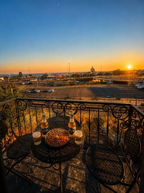 Natural landscape, View (from property/room), Balcony/Terrace, City view, Sea view, Street view, Quiet street view