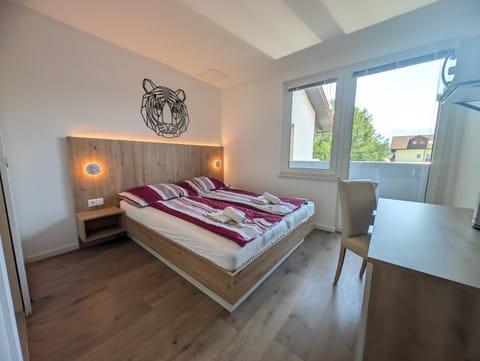 Bed, Photo of the whole room