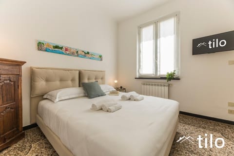 Bed, Property logo or sign, Photo of the whole room, towels