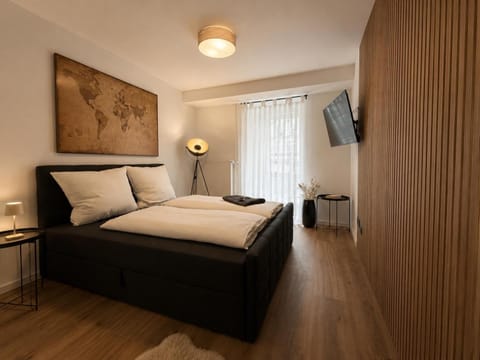 Bed, TV and multimedia, Bedroom