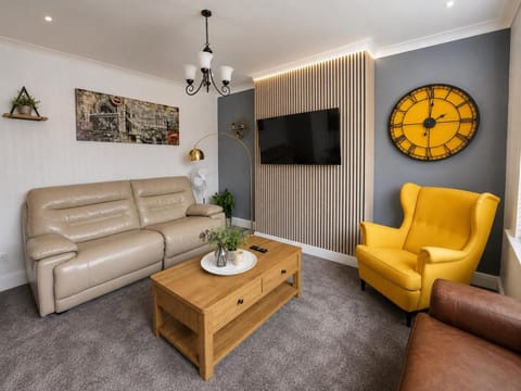 TV and multimedia, Living room, Seating area, Evening entertainment
