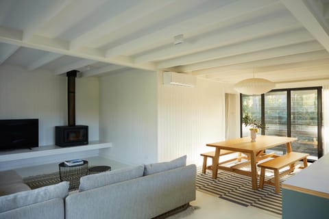TV and multimedia, Living room, Seating area, Dining area, fireplace, air conditioner