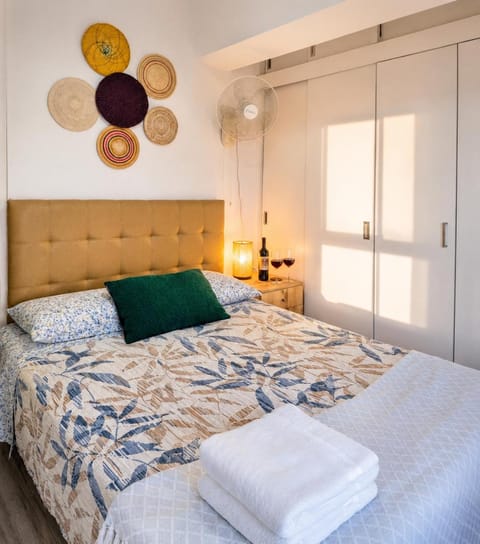 Bed, TV and multimedia, Photo of the whole room, Bedroom, towels, wardrobe