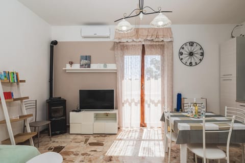 TV and multimedia, Living room, Seating area, Dining area, air conditioner