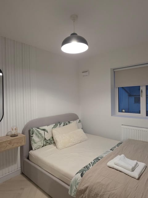 Bed, Photo of the whole room, Bedroom, internet, towels