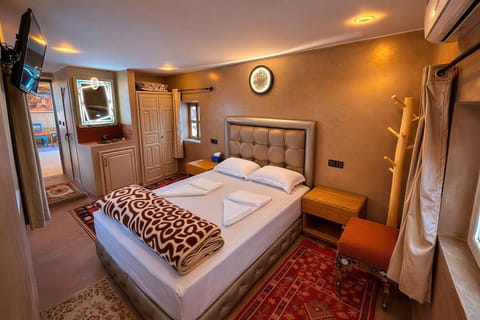 Bed, TV and multimedia, Balcony/Terrace, Bedroom