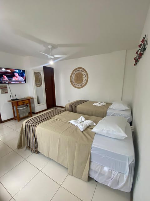 Bed, TV and multimedia, Photo of the whole room, Bedroom, towels
