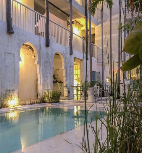 Property building, Patio, Restaurant/places to eat, Dining area, Pool view, Swimming pool, Breakfast, Dinner