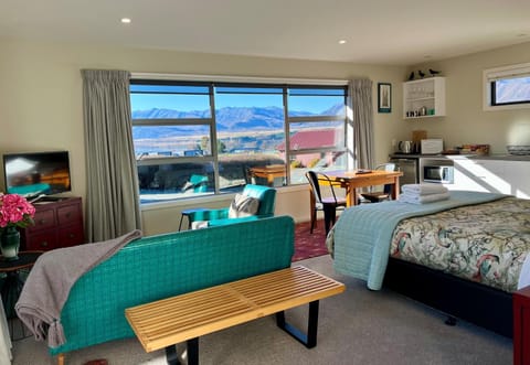 TV and multimedia, View (from property/room), Living room, Dining area, Lake view, Mountain view
