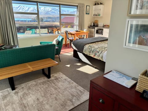 View (from property/room), Kitchen or kitchenette, Living room, Seating area, Dining area, Bedroom, Lake view, Mountain view, storage