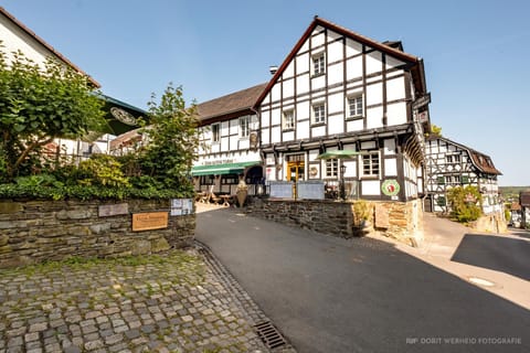 Property building, Day, Neighbourhood, Landmark view, Street view, Location