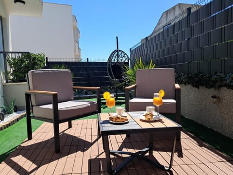 Patio, Garden, View (from property/room), Balcony/Terrace, Food and drinks, Seating area