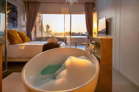 Bed, Natural landscape, Hot Tub, TV and multimedia, Photo of the whole room, Bedroom, Bath, towels