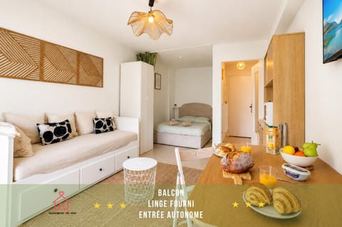Bed, Day, Night, Living room, Photo of the whole room, Seating area, Dining area, Bedroom, heating, internet, towels