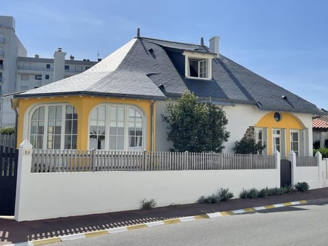 Property building, Facade/entrance, Off site