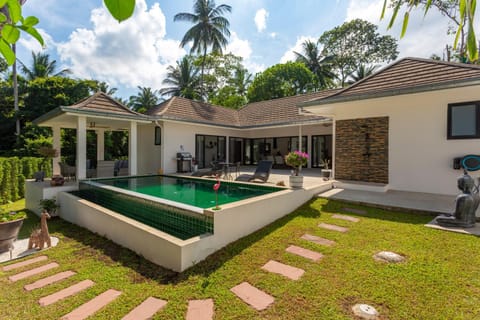 Property building, Patio, Day, Garden, Garden view, Pool view, Swimming pool, Swimming pool, sunbed