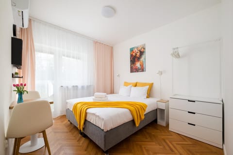 Bed, TV and multimedia, Living room, Photo of the whole room, Seating area, Bedroom