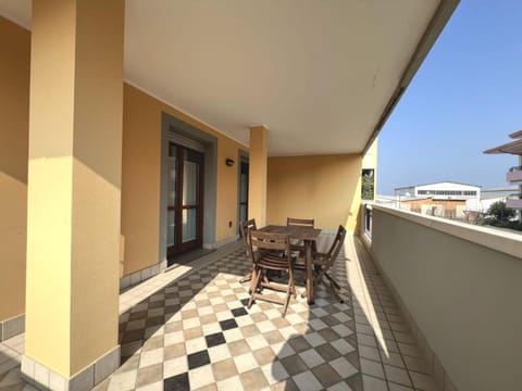 Restaurant/places to eat, View (from property/room), Balcony/Terrace, Seating area, furniture