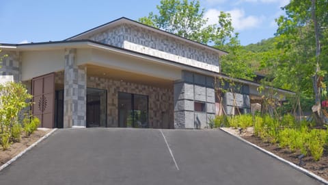 Facade/entrance