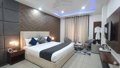 Bed, TV and multimedia, Living room, Photo of the whole room, Seating area, Bedroom