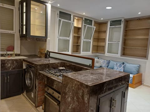 Kitchen or kitchenette, Living room, Seating area, minibar, stove