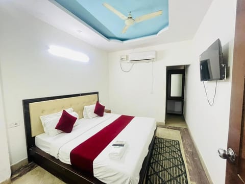 Communal lounge/ TV room, Bed, TV and multimedia, Photo of the whole room, Evening entertainment, Bedroom, air conditioner