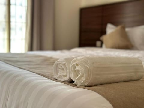 Bed, towels
