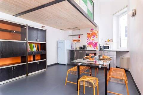 Kitchen or kitchenette, Dining area, oven, stove