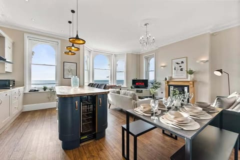 Kitchen or kitchenette, Dining area, stove
