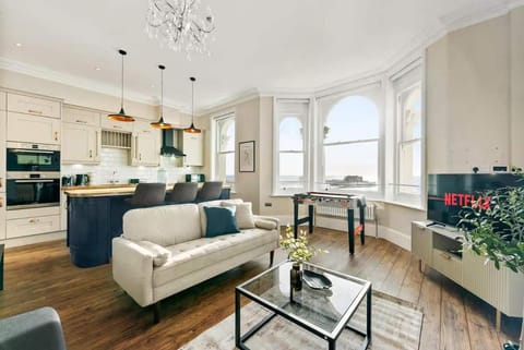 Kitchen or kitchenette, Living room, Seating area, Dining area, stove