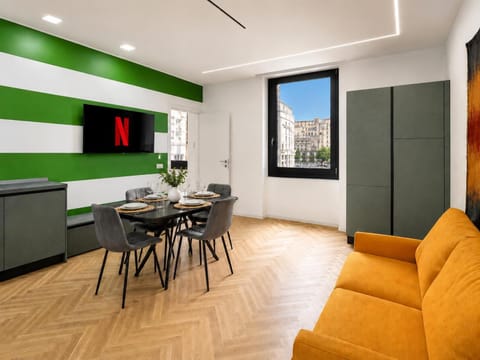 Living room, Seating area, Dining area, City view, Lunch, pet friendly